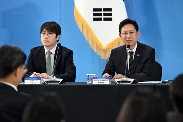 Science and ICT Minister Bae Kyung-hoon, right, speaks during a public briefing at the National Science Museum in Daejeon on Nov. 7, 2025. [JOINT PRESS CORPS]