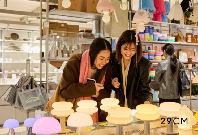 Foreign tourists looking at the brand of Igu Home Seongsuseo 'Ilgwangjeon-gu' [Courtesy of 29CM]